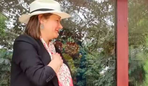 Ángela Garzón imitando al expresidente Álvaro Uribe
