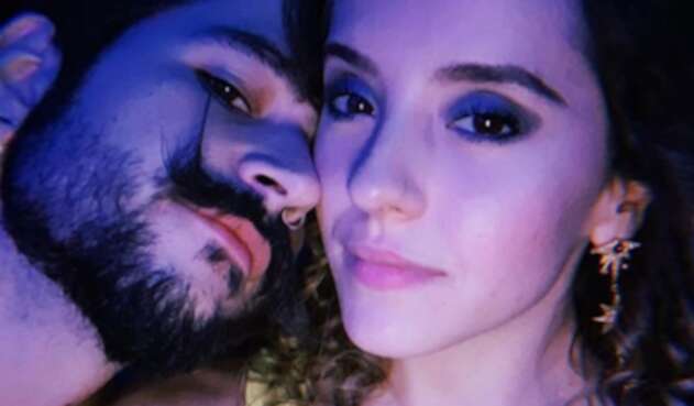 Camilo compartió un gracioso video de su novia lanzándose a una piscina con un flotador en forma de unicornio.