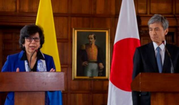 Luz Stella Jara, ministra de Relaciones Exteriores encargada, y Keiichiro Morishita, embajador de Japón en Colombia