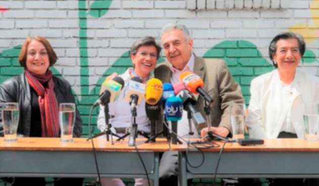 Claudia López y Lucho Garzón ofreciendo una rueda de prensa en Bogotá