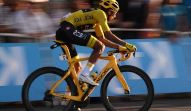 Egan Bernal, campeón del Tour de Francia, rodando por París Egan Bernal, campeón del Tour de Francia, rodando por París