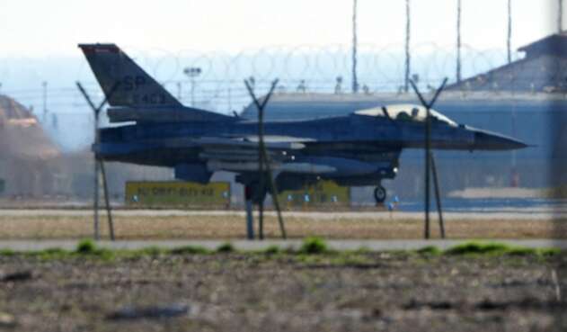 Un avión F16 de la Fuerza Aérea de los Estados Unidos en la Base Aérea de Aviano, en Italia