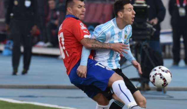 Gary Medel y Lionel Messi