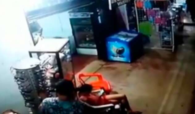 La niña Sharik Buitrago en una locación comercial de Guaviare. Al lado, su presunto violador