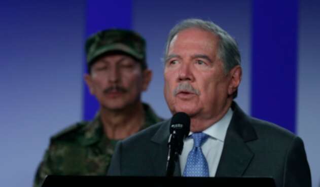 Guillermo Botero, ministro de Defensa; al fondo el general Nicacio Martínez, comandante del Ejército
