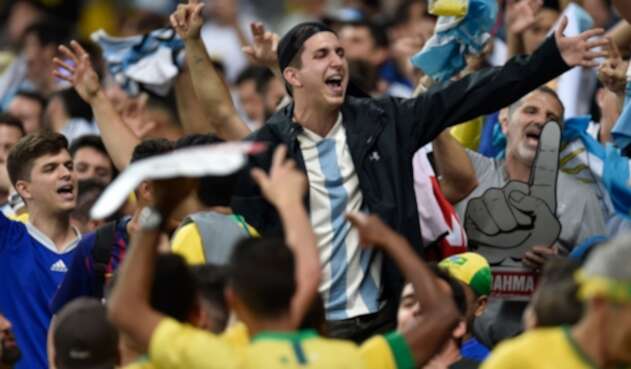 Hinchas de Argentina provocan a los brasileños