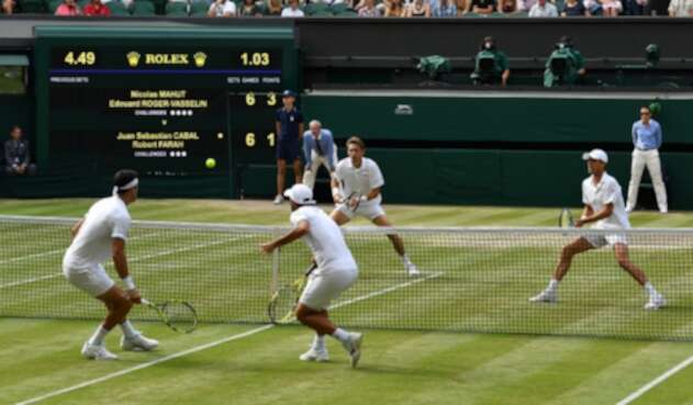 Robert Farah y Juan Sebastián Cabal, en el All England Club de Londres, enfrentando a los franceses Nicolás Mahut y Edouard Roger-Vasselin