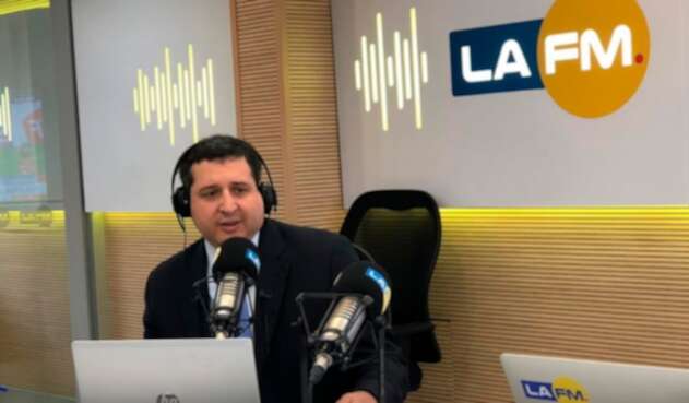 José Andrés Romero Tarazona, exdirector general de la DIAN, en la mesa de trabajo de LA FM