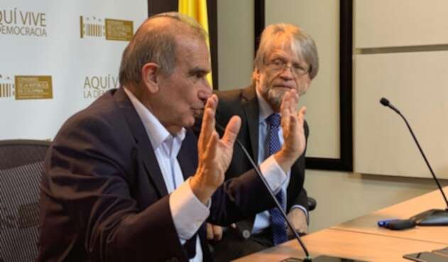 Antanas Mockus (fondo) y su abogado, Humberto de la Calle.