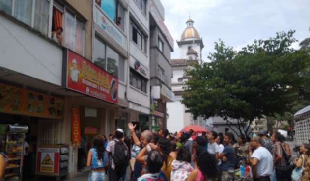 Quienes presenciaron la escena aseguraron que por la ventana cayeron billetes hasta de $100.000