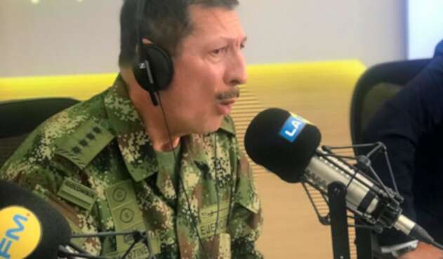 El general Nicacio Martínez, comandante del Ejército, en la mesa de trabajo de LA FM, en Bogotá