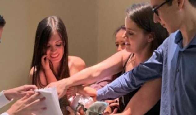Manuela y Luisa Gómez, pareja homosexual que bautizó a su hijo Matías Manuela y Luisa Gómez, pareja homosexual que bautizó a su hijo Matías