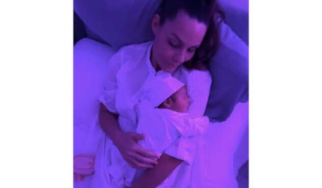Paula Andrea Betancur junto a su pequeña hija Fátima