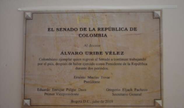 Placa en honor a Álvaro Uribe Vélez