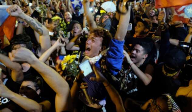 Miles de personas reunidas en la calle Fortaleza celebrando la renuncia de Ricardo Roselló