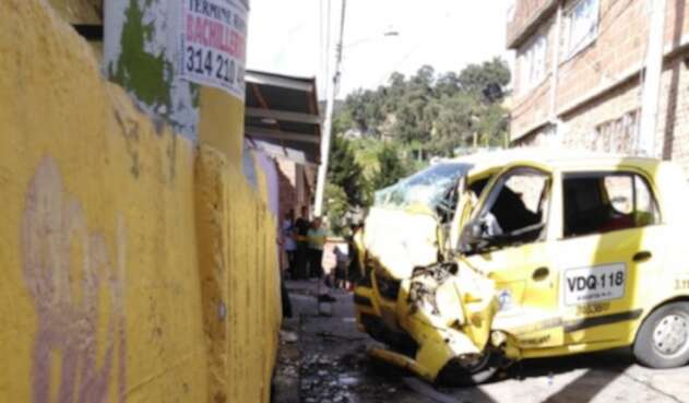 Mujer taxista falleció al chocar contra muro
