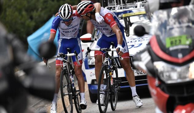 El protagonista de la triste imagen en el ciclismo es el francés Thibaut Pinot, quien iba quinto de la general del Tour de Francia a 1.50 del líder.