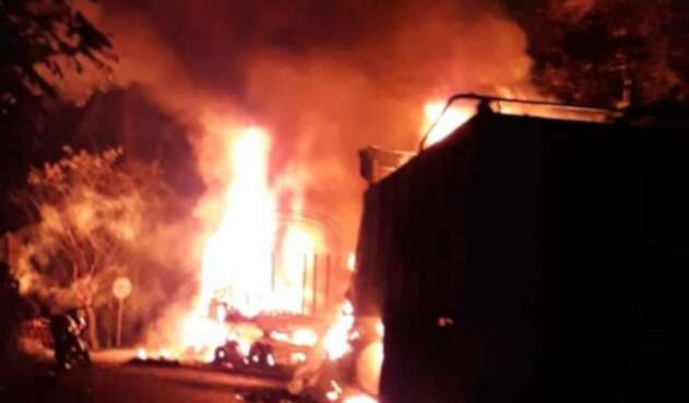 Vehículos incinerados en la Troncal a la Costa.