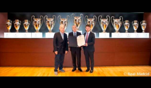 El expresidente Álvaro Uribe y Florentino Pérez, presidente del Real Madrid, en el Estadio Santiago Bernabéu, en Madrid (España)