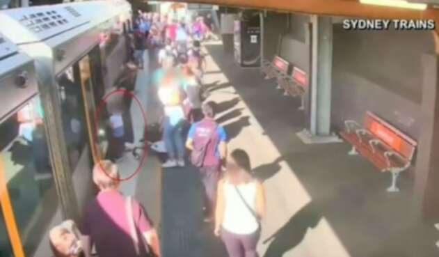 Niño cae a vía de tren en Sidney