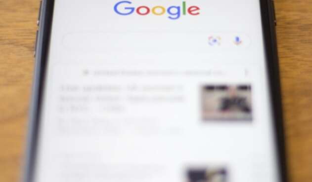 Google en la pantalla de un celular Iphone de Apple