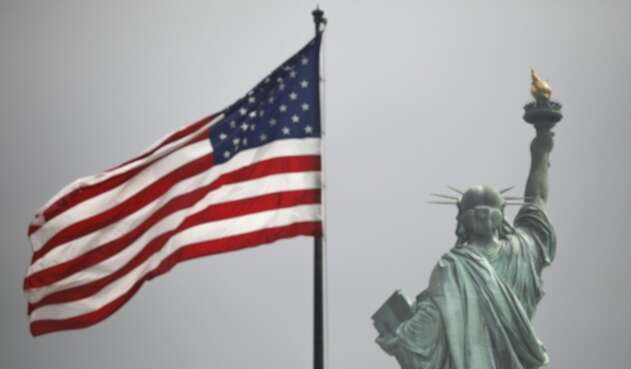 La Estatua de la Libertad y la bandera de los Estados Unidos