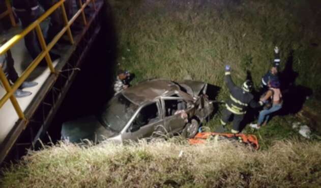 Carro cayó al caño de la Avenida Boyacá con 72 sur Carro cayó al caño de la Avenida Boyacá con 72 sur