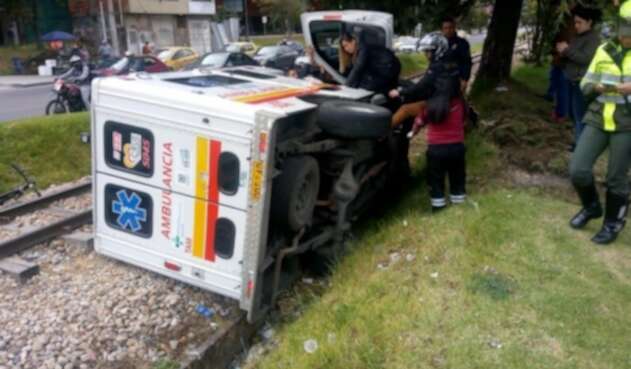 Volcamiento de ambulancia