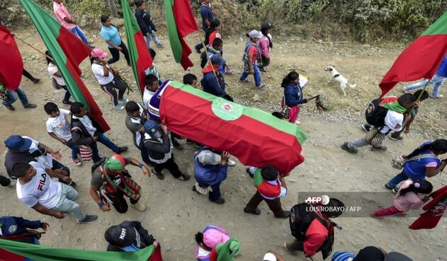 Miles de personas se reunieron en la vereda San Francisco, en el municipio de Toribío, para la despedida de los líderes.