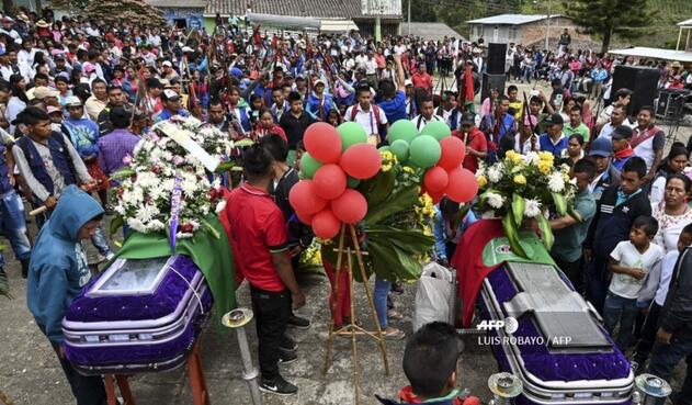 Asesinato de líderes indígenas Eugenio Tenorio, de 46 años, y Kevin Mestizo, de 23, fueron asesinados el sábado en un enfrentamiento con disidencias de la exguerrilla FARC que no se acogieron al histórico pacto de paz de 2016, según la Defensoría del Pueblo.