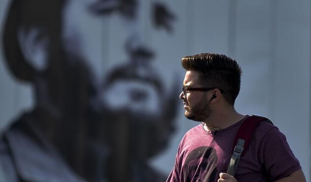 Esta tendencia se da 60 años después de que Fidel Castro y sus rebeldes "barbudos" impactaran al mundo con su revolución.