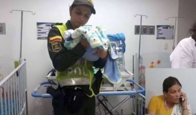 Una docente habría abandonado a su hijo.