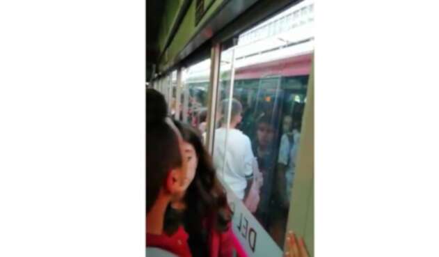 Un ciudadano les cerró la puerta a los colados en Transmilenio.