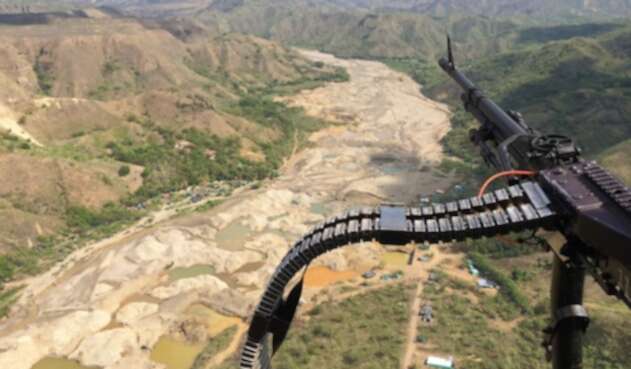 Ejército Nacional. El Ejército Nacional sobrevolando una zona de minería ilegal en el Cauca