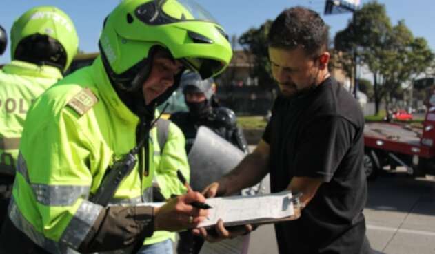 Policía de Tránsito impartiendo un comparendo