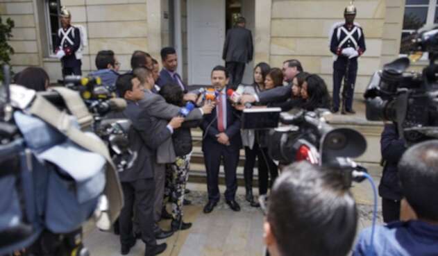 Miguel Ceballos, alto comisionado de paz, ante la prensa