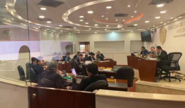 El momento en que la Comisión de Acusación está decidiendo en proceso contra Santos.