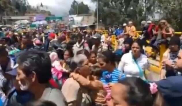 Venezolanos en la frontera entre Colombia y Ecuador
