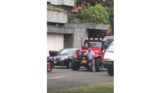 Un conductor salvaje en Bogotá le pasó su carro por encima a un conductor del SITP.