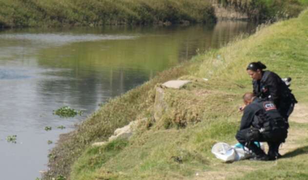 Dos menores desaparecidos y un muerto dejo intento por rescatar una cometa en el río Bogotá