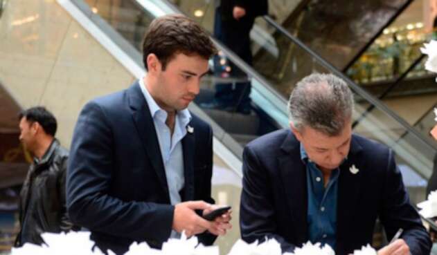 Esteban Santos y su padre, el expresidente Juan Manuel Santos