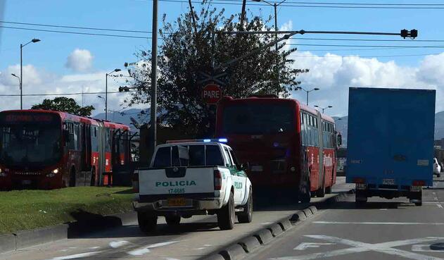 Gente maneja por vías de uso exclusivo de Transmilenio Gente que maneja por vías de uso exclusivo de Transmilenio sería multada