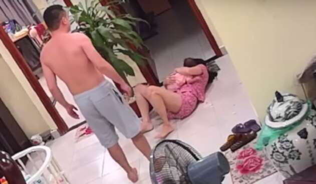 Hombre golpea a su esposa