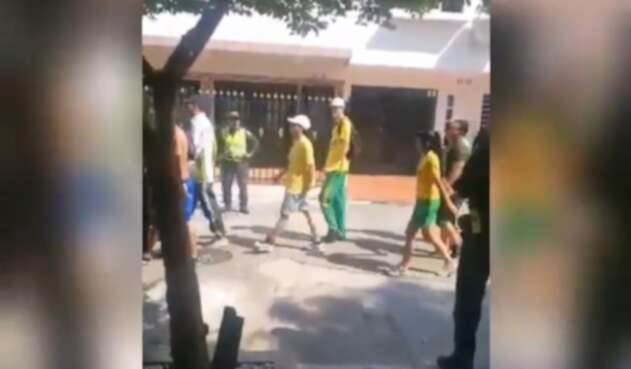 Un total de 30 personas fueron detenidas luego de causar daños a vehículos y viviendas.