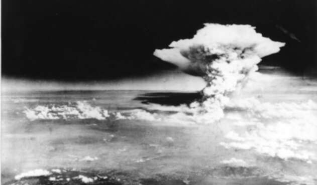Esta fotografía impresa tomada el 6 de agosto de 1945 por el Ejército de los EE. UU. Y publicada desde el Museo Memorial de la Paz de Hiroshima muestra una nube de hongo de la bomba atómica lanzada por el bombardero B-29 Enola Gay sobre la ciudad de Hiroshima.