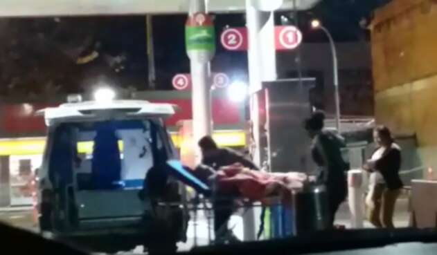 Ambulancia tanqueando combustible en Bogotá