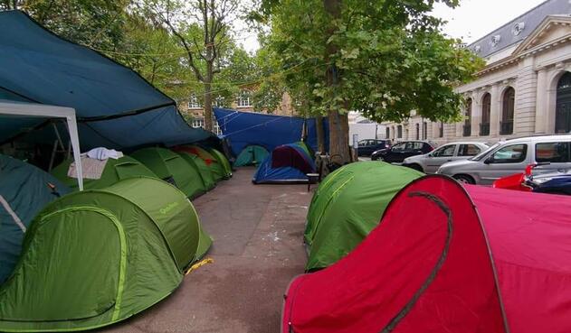 Migrantes, entre ellos colombianos, viviendo en las calles de Francia Migrantes, entre ellos colombianos, viviendo en las calles de Francia