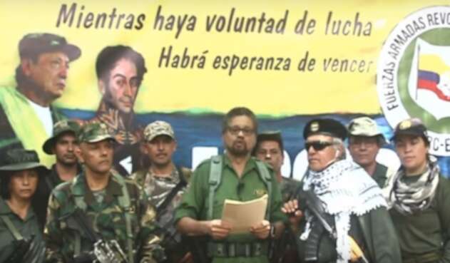 Iván Márquez en el anuncio de su regreso a las armas, junto a otros ex Farc