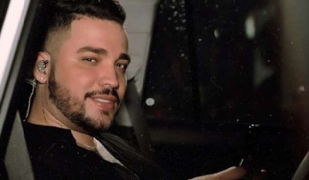 El cantante compartió una foto en un lujosa camioneta y se robó los halagos de sus seguidores