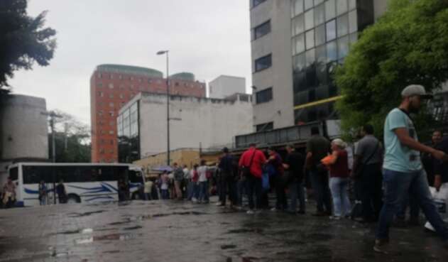 Largas filas para abordar autobuses en Caracas